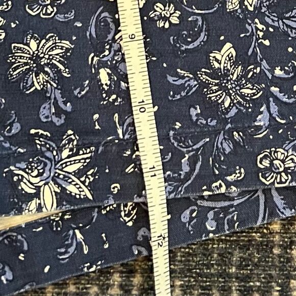 GAP Women's 12 navy floral stretch mid rise flat front zip up Summer sho… - Picture 9 of 10